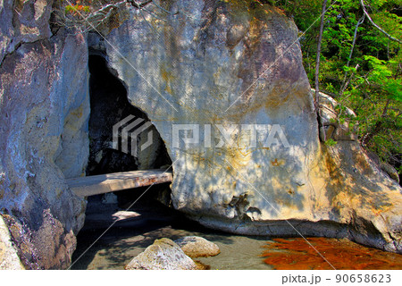 能登・九十九湾・のと海洋ふれあいセンター・冒険気分も味わえる磯の観察路の様子・石川県能登町 能登・九十九湾・のと海洋ふれあいセンター・冒険気分も味わえる磯の観察路の様子・石川県能登町 90658623