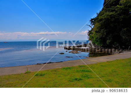 能登・九十九湾・のと海洋ふれあいセンター・キャンプ場から眺める磯の観察路の歩道と海・石川県能登町 能登・九十九湾・のと海洋ふれあいセンター・キャンプ場から眺める磯の観察路の歩道と海・石川県能登町 90658635