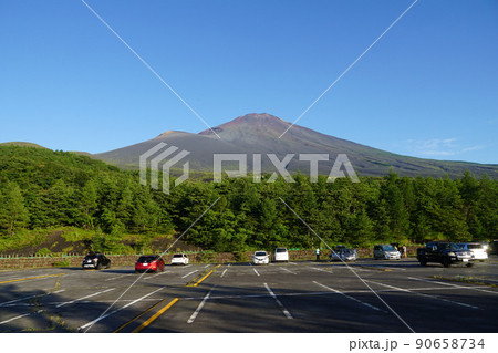 富士山御殿場口 駐車場ごしに見る富士山 富士山御殿場口 駐車場ごしに見る富士山 90658734