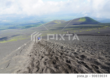 富士山 御殿場ルートの大砂走 走る登山者 富士山 御殿場ルートの大砂走 走る登山者 90659034
