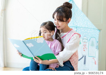 絵本を読む保育士と子供 90659174