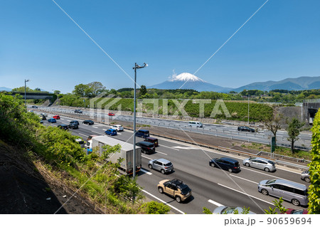 ゴールデンウィークに渋滞する東名高速道路足柄SA付近の下り線と富士山 90659694