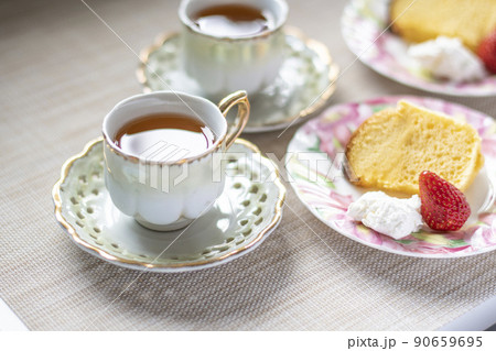 シフォンケーキ　ケーキ　クリーム　苺　紅茶　ティータイム　手作り 90659695