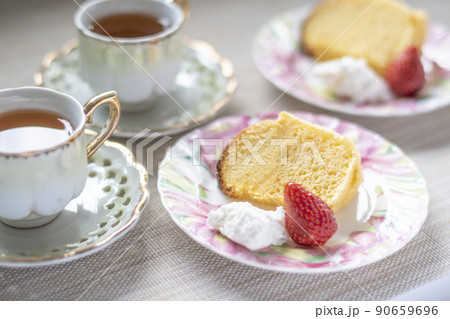シフォンケーキ　ケーキ　クリーム　苺　紅茶　ティータイム　手作り 90659696