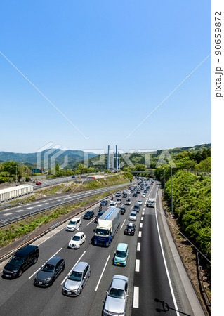 ゴールデンウィークに渋滞する東名高速道路足柄SA付近の下り線 90659872