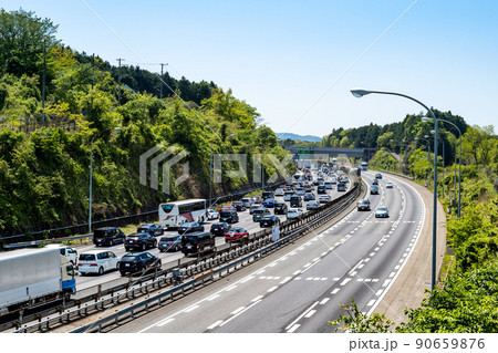 ゴールデンウィークに渋滞する東名高速道路足柄SA付近の下り線 90659876