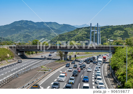 ゴールデンウィークに渋滞する東名高速道路足柄SA付近の下り線 90659877
