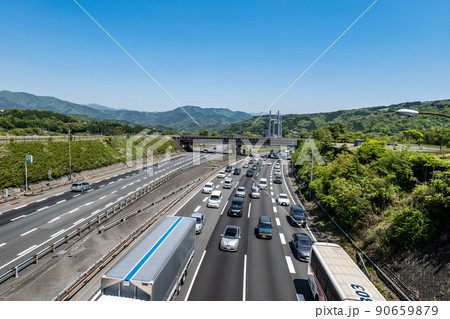 ゴールデンウィークに渋滞する東名高速道路足柄SA付近の下り線 90659879