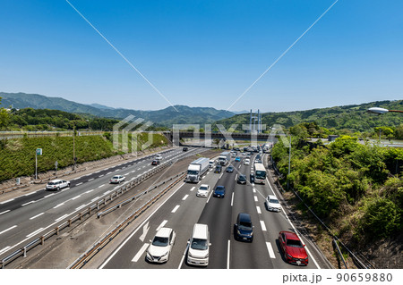 ゴールデンウィークに渋滞する東名高速道路足柄SA付近の下り線 90659880