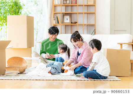 引越しする若い家族 引越しする若い家族 90660153
