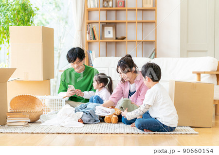 引越しする若い家族 引越しする若い家族 90660154