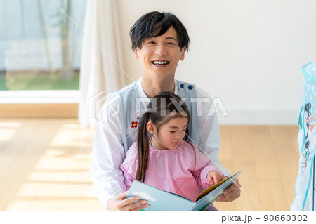 絵本を読む保育士と子供 90660302