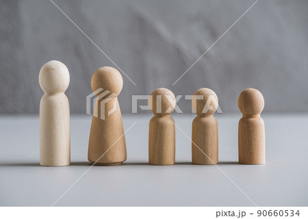 Wooden people man and woman with many children on a gray concrete wall background. The family concept. support for poor families 90660534