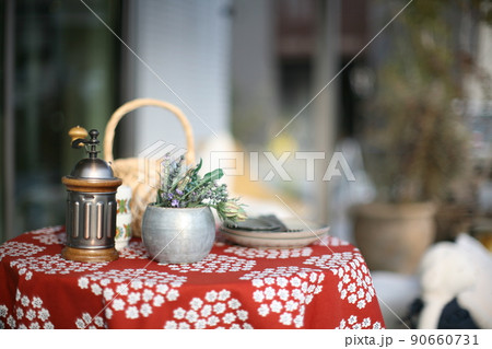 ウッドデッキのテーブルでティータイム 90660731