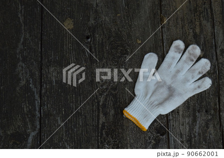 使用感のある汚れた軍手と古木の木材の背景素材 使用感のある汚れた軍手と古木の木材の背景素材 90662001