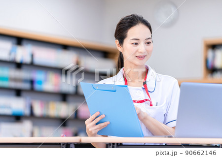 データ入力をする看護師　撮影協力：中央工学校附属日本語学校 90662146