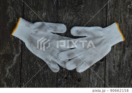 手を繋ぐ使用感のある軍手と古木の木材 90662158