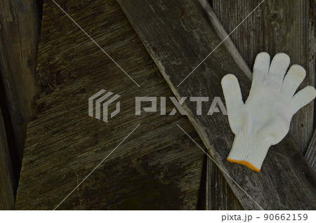 綺麗な白い軍手と雨ざらしの古木の木材 綺麗な白い軍手と雨ざらしの古木の木材 90662159