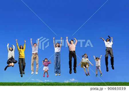 老若男女が青空を背景に大勢で一斉に笑顔でジャンプする様子 老若男女が青空を背景に大勢で一斉に笑顔でジャンプする様子 90663039