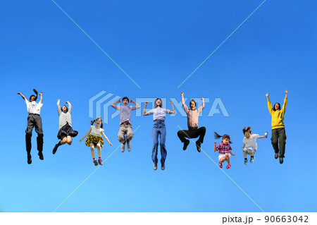 老若男女が青空を背景に大勢で一斉に笑顔でジャンプする様子 90663042
