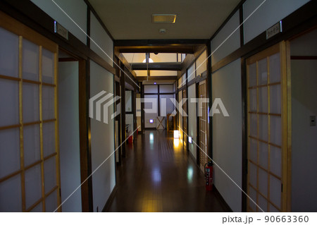 旅館の廊下 90663360