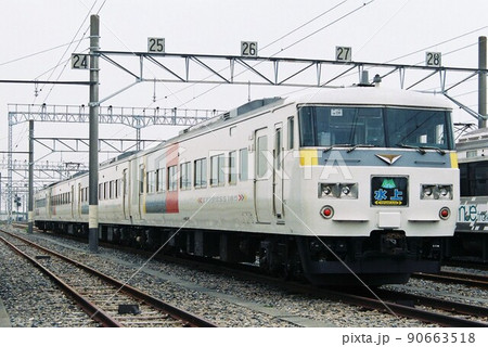 車両基地に停車する185系200番台(特急 水上表示) 車両基地に停車する185系200番台(特急 水上表示) 90663518