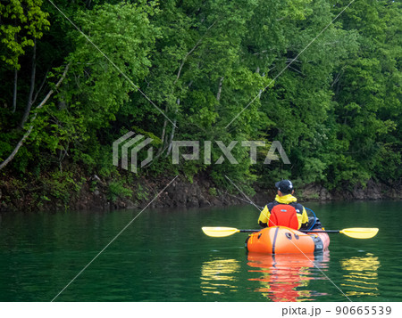 パックラフトで湖を進む 90665539