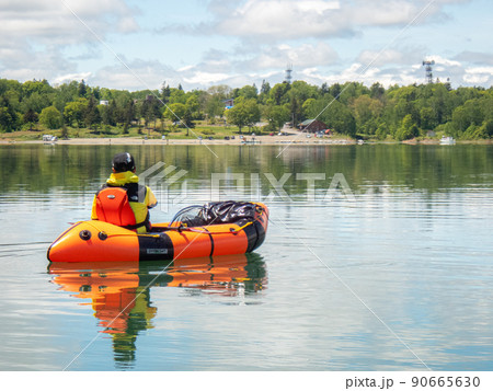 パックラフトで湖を進み釣りをする人 90665630