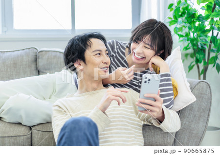 ソファーでくつろぐ仲良しカップル 90665875
