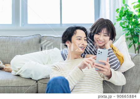 ソファーでくつろぐ仲良しカップル ソファーでくつろぐ仲良しカップル 90665884