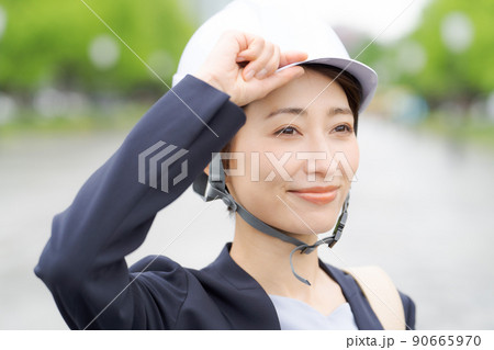 ヘルメットをかぶる女性 ヘルメットをかぶる女性 90665970