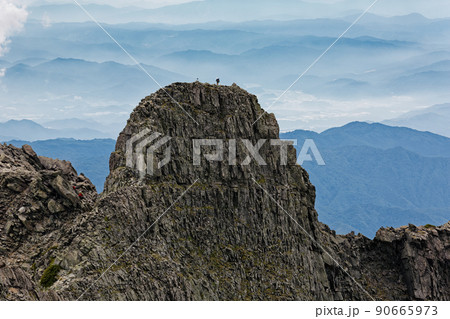 穂高連峰・ジャンダルムの岩峰と高山方面の眺め 90665973
