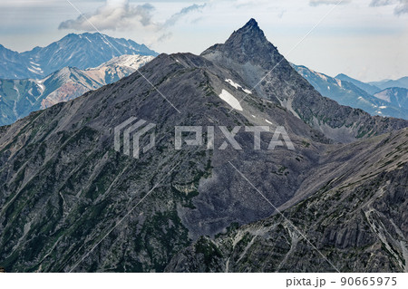 奥穂高岳から見る槍ヶ岳と立山連峰 90665975