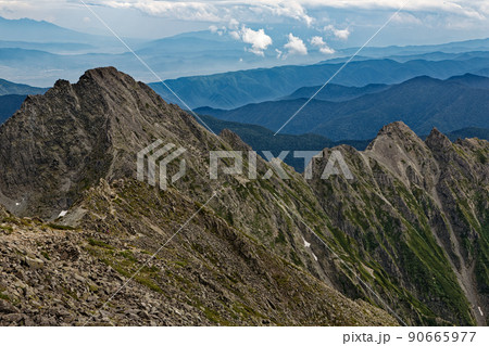 奥穂高岳から見る前穂高岳と明神岳 奥穂高岳から見る前穂高岳と明神岳 90665977