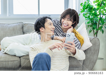 ソファーでくつろぐ仲良しカップル ソファーでくつろぐ仲良しカップル 90666163