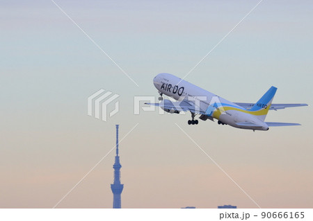 離陸する旅客機　上昇する旅客機 90666165