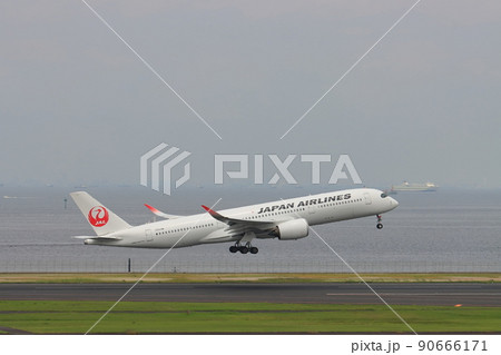 離陸する旅客機 上昇する旅客機 離陸する旅客機 上昇する旅客機 90666171