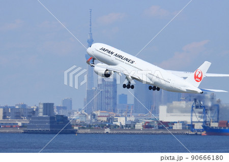 離陸する旅客機　上昇する旅客機 90666180