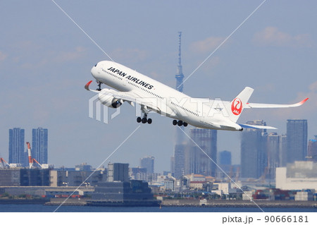 離陸する旅客機　上昇する旅客機 90666181