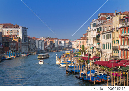 リアルト橋からのぞむカナル・グランデ(イタリア-ベネチア) 90666242
