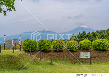 (静岡県)新緑が美しい山中城址公園 後方に富士山 (静岡県)新緑が美しい山中城址公園 後方に富士山 90666702