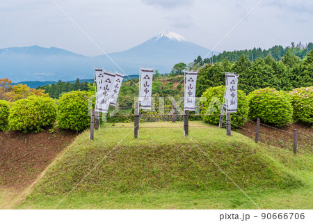 (静岡県)新緑が美しい山中城址公園 後方に富士山 (静岡県)新緑が美しい山中城址公園 後方に富士山 90666706