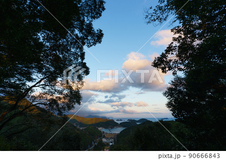 世界遺産熊野古道伊勢路「始神峠」からの夕景 世界遺産熊野古道伊勢路「始神峠」からの夕景 90666843