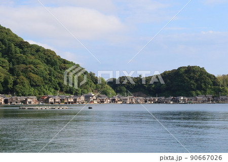 日本の原風景：京都府与謝郡伊根町にある舟屋の保存地区の舟屋群風景 90667026