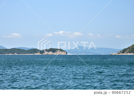 友ヶ島汽船から友ヶ島[虎島](左)・地ノ島(右)を望む　【和歌山県和歌山市】 90667252