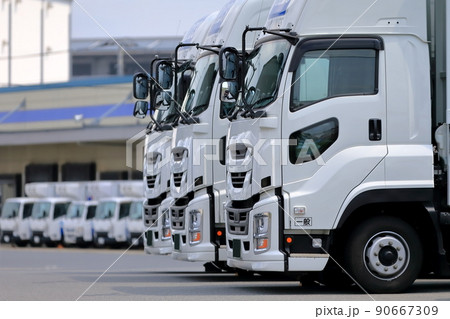 並んだトラック　イメージ 90667309