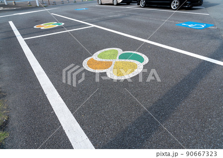 愛媛県 松山自動車道伊予灘サービスエリアの駐車場内にある高齢運転者優先スペース 愛媛県 松山自動車道伊予灘サービスエリアの駐車場内にある高齢運転者優先スペース 90667323