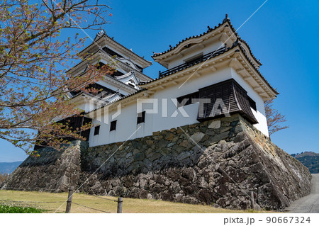 愛媛県大洲市 春の大洲城天守と高欄櫓と石垣 愛媛県大洲市 春の大洲城天守と高欄櫓と石垣 90667324