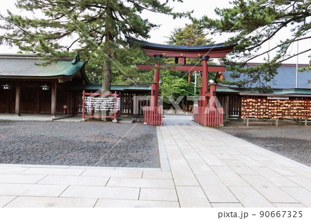 日本の神社仏閣：福井県敦賀市市内にある気比神宮境内入り口の赤い鳥居の一境内 90667325