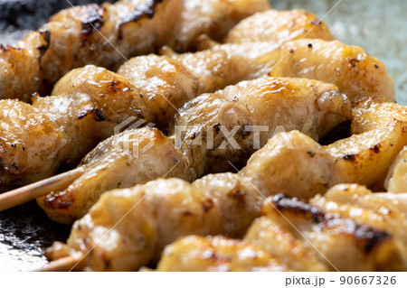 焼き鳥(塩焼き)盛り合わせの、ぼんじり串を中心としたアップ。 焼き鳥(塩焼き)盛り合わせの、ぼんじり串を中心としたアップ。 90667326